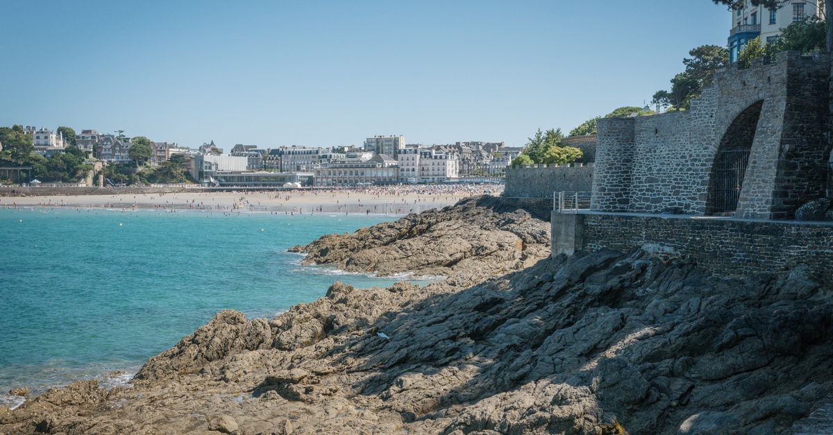 2026年夏のフランス大西洋岸にある日当たりの良いビーチと旅行者