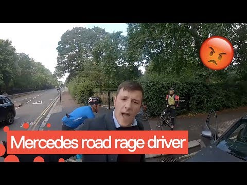 Un automobiliste en colère fait face à un cycliste Un automobiliste en colère fait face à un cycliste