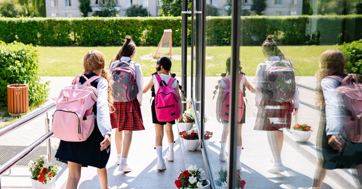 フランスで2026年の新学期に向けて通学かばんを準備する子どもたち