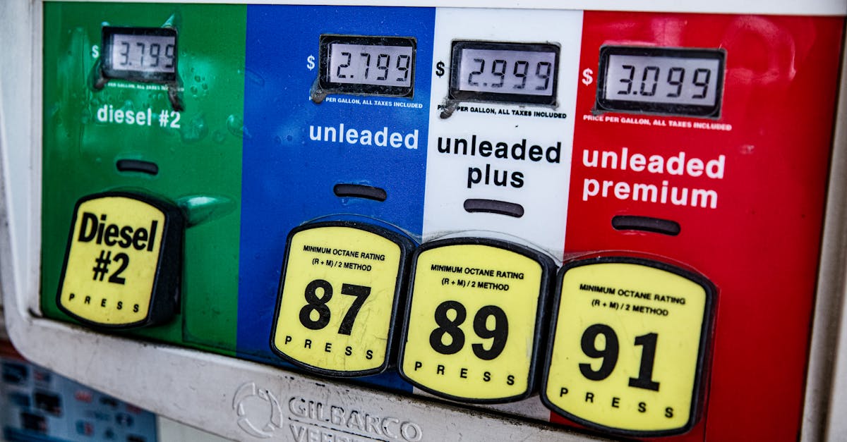 Pompe a essence dans une station service avec affichage des prix des carburants en hausse lors de la crise energetique