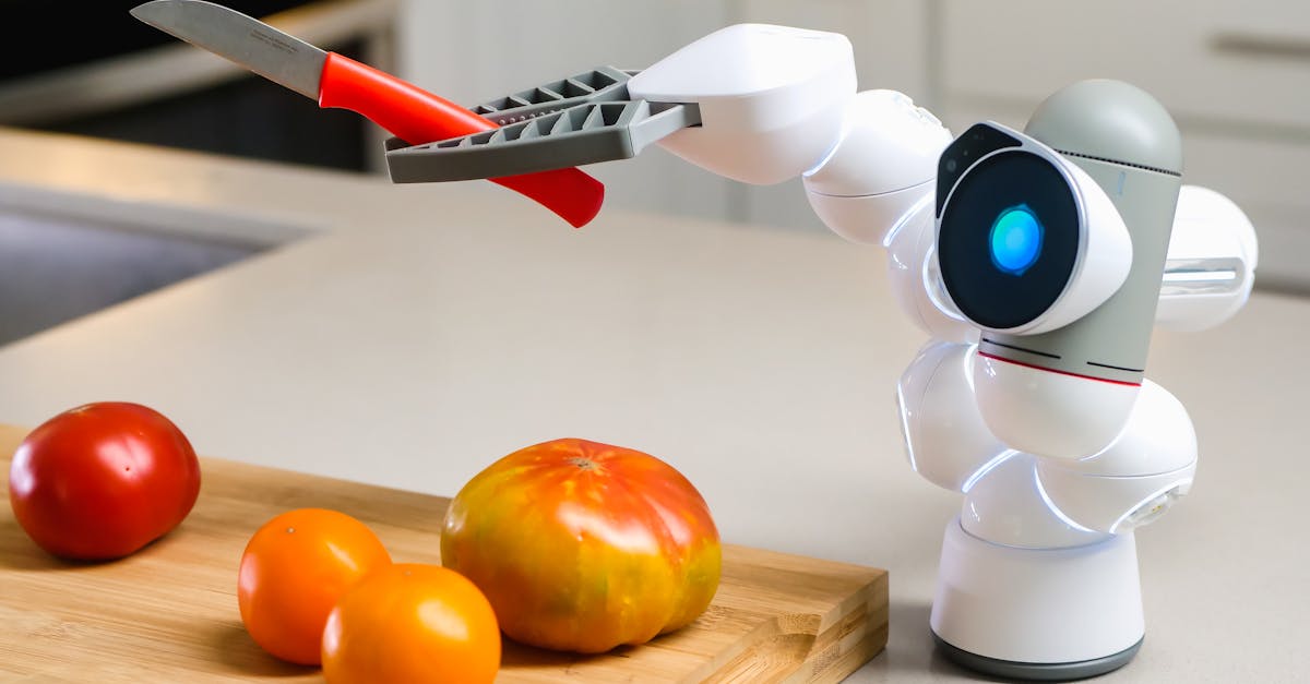 Robot domestique LG CLOiD à deux bras articulés dans une cuisine moderne et connectée