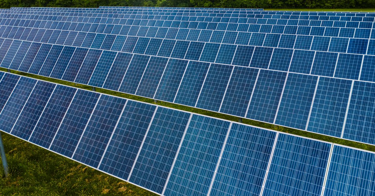 Champ di panneali solaire photovoltaici produisant di l energie renouvelabile