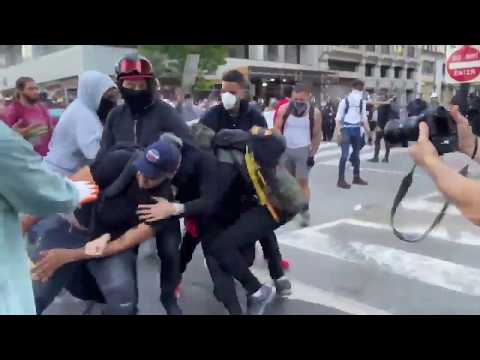 Des protestants Black live matter, livre un casseur Des protestants Black live matter, livre un casseur