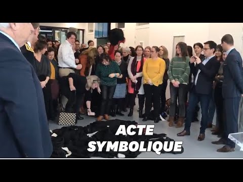 Des avocats en grès jettent leur robe devant la ministre de la Justice Nicole Belloubet Des avocats en grès jettent leur robe devant la ministre de la Justice Nicole Belloubet