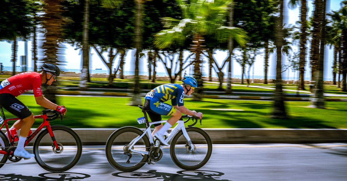 2026年ツール・ド・フランスで夏の日差しの下、アルプスを走る黄色いジャージの自転車選手