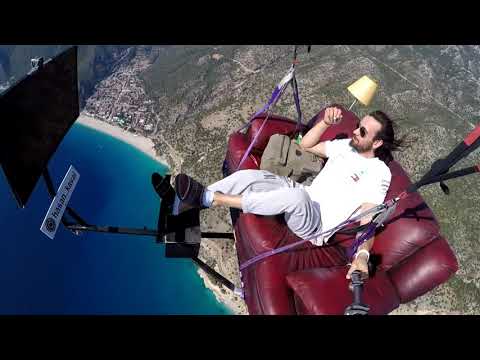 Hasan Kaval fait du parapente en salon Hasan Kaval fait du parapente en salon
