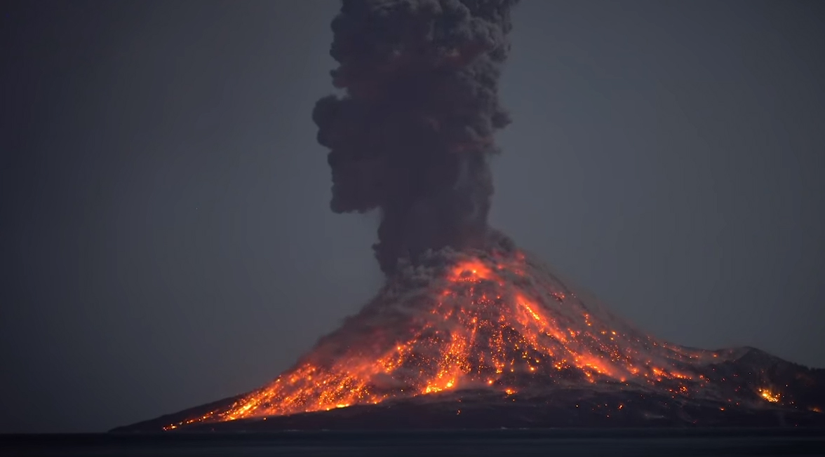 Magnifique éruption du Krakatoa de nuit Magnifique éruption du Krakatoa de nuit