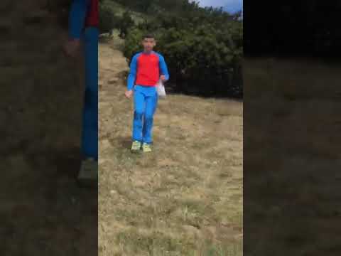 Un enfant suivi de très près par un ours menaçant Un enfant suivi de très près par un ours menaçant