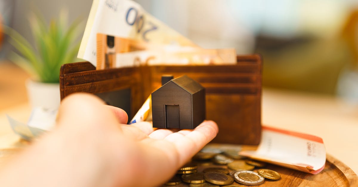 Pièces e billets en euros symbolisant i changements économici del 1er giugno 2026 in Francia