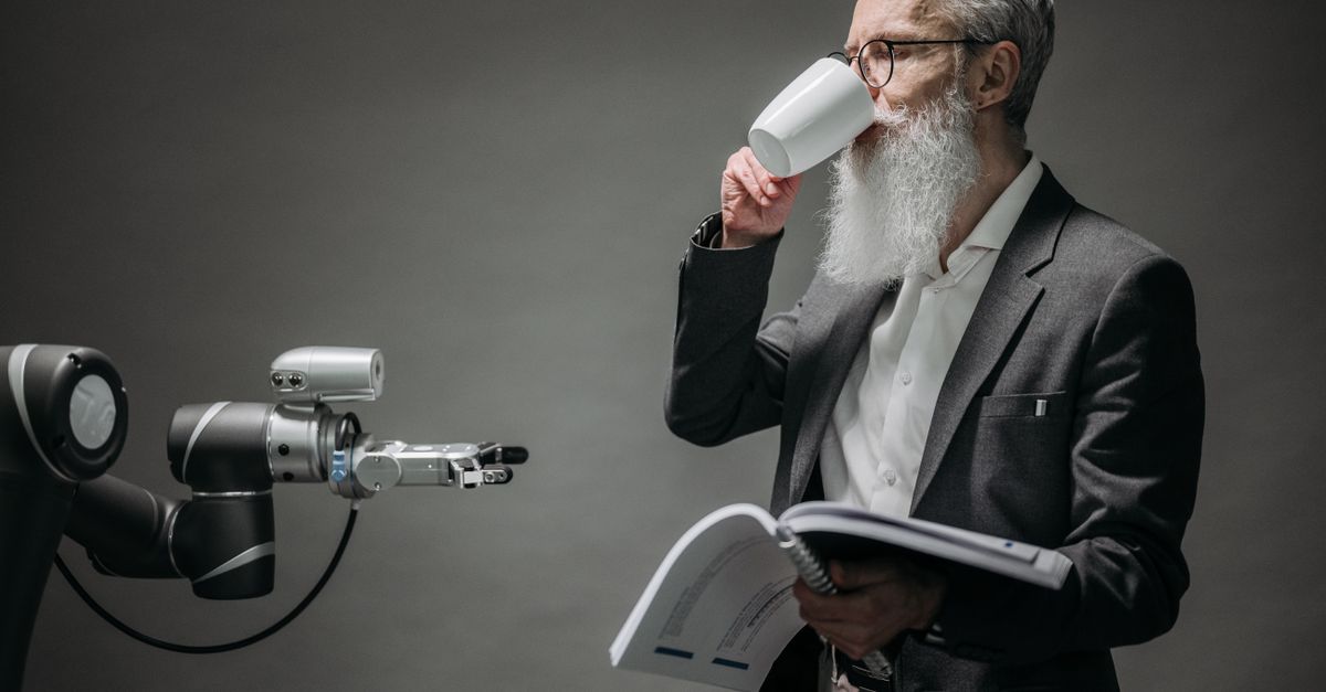 現代的なオフィスで人間とロボットが共に働き、2026年の雇用に対するAIの影響を示す様子