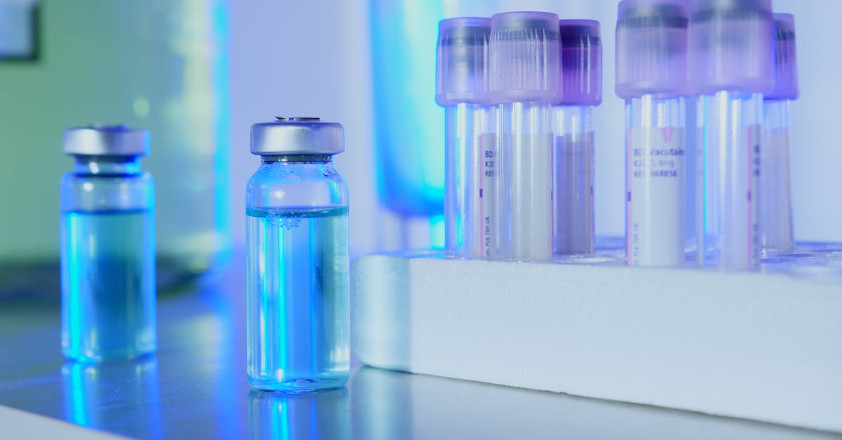 Chercheur en blouse blanche analysant des molécules ARN en laboratoire médical