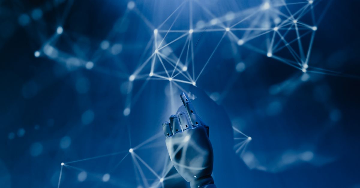 Un ingéniore devant dei server di data center analysant dei algoritmi d