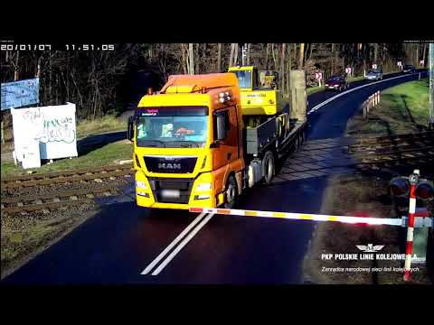 Un chauffeur de camion a foiré son passage à niveau Un chauffeur de camion a foiré son passage à niveau