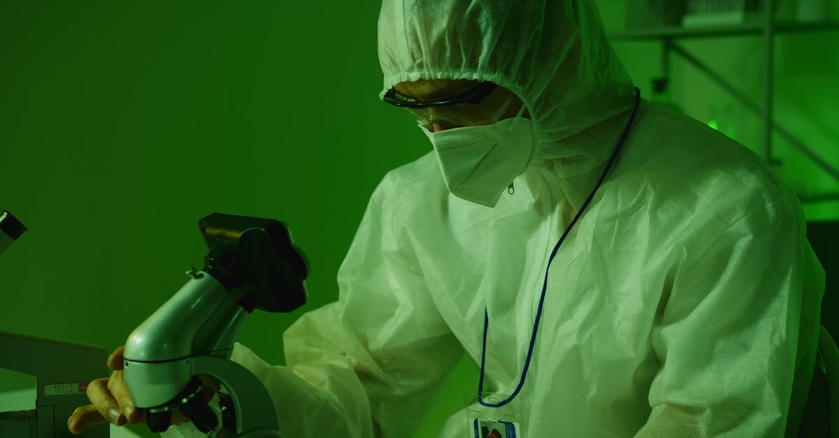 Scientifico en laboratoire analysant dei échantillons lors d