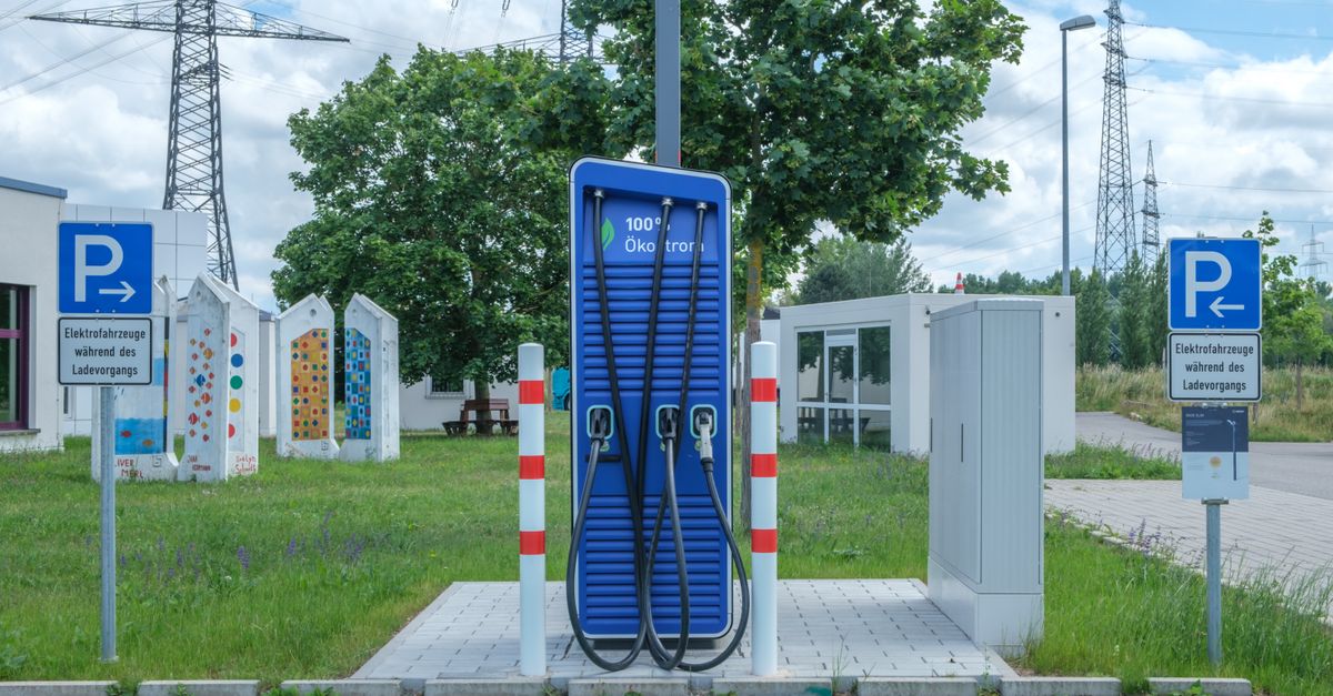 2026年のフランスで充電スタンドにつながれた電気自動車