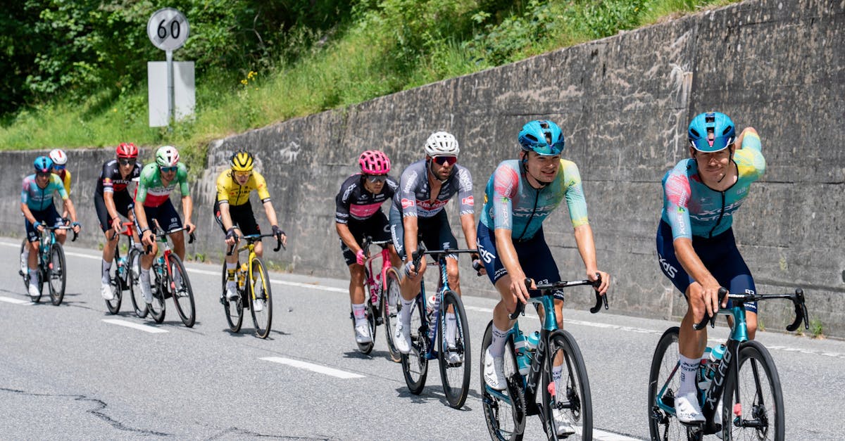 Cycliste professionnel gravissant un col di montagne durante una course da étapes