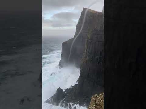 Une trombe marine impressionnante Une trombe marine impressionnante