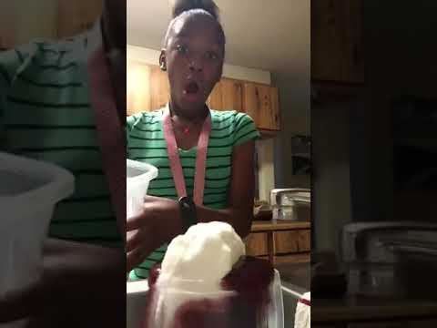 Une petite fille sucre sa boisson Une petite fille sucre sa boisson