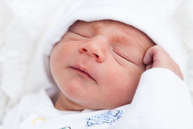 Un bebe durmiendo tranquilamente en un colchon inclinado disenado para aliviar los sintomas del reflujo gastroesofagico