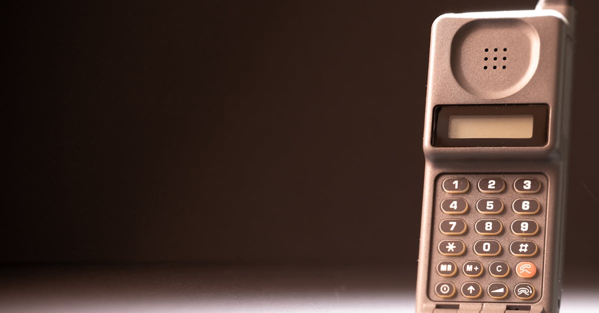 Gammel bretttelefon paa en treoverflate som symboliserer slutten paa 2G-teknologi i Frankrike