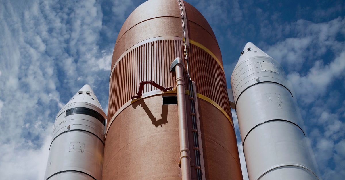 Razzo SpaceX Falcon Heavy al decollo durante una missione spaziale verso lo spazio