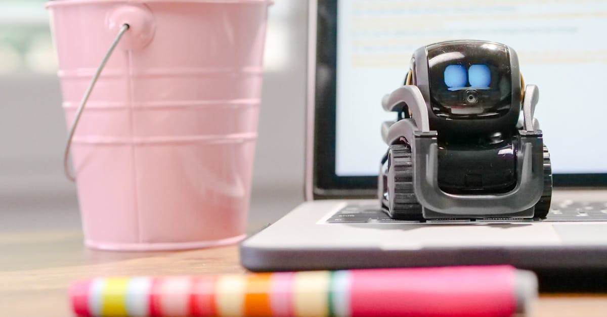 Moderne kontor med en ansatt som ser på en dataskjerm som viser data om kunstig intelligens og automatisering