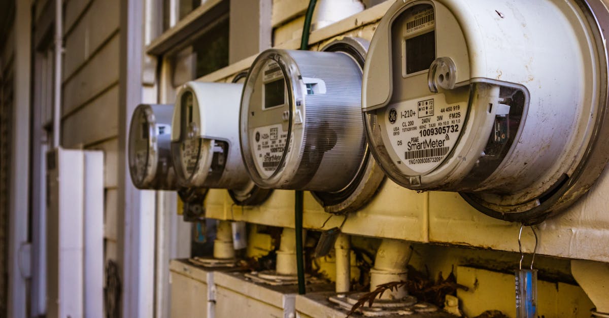 Electricity bills and coins symbolizing financial aid to low-income households in France in 2026