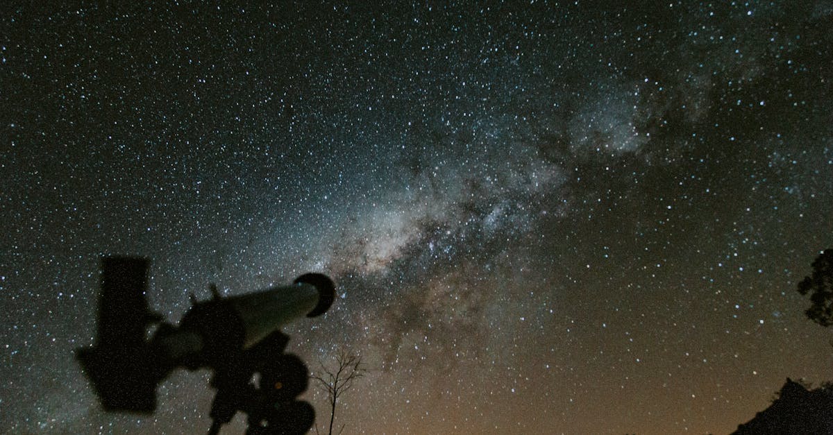 ジェームズウェッブ宇宙望遠鏡が謎の赤い点と原始ブラックホールを捉えた天体物理学的発見