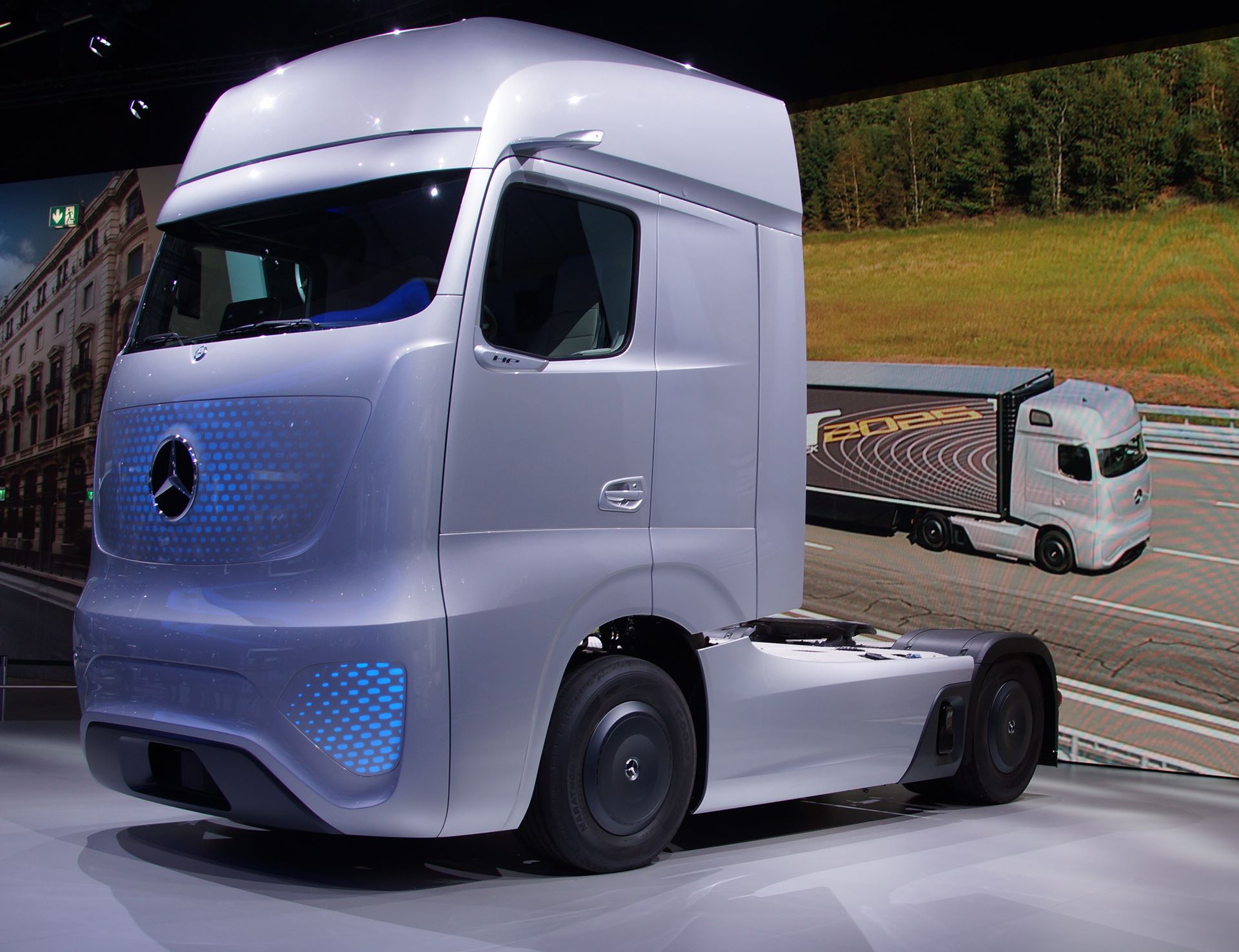 En futuristisk bylandskap med autonome kjoretoy hoyhastighetstog og leveringsdroner i bevegelse