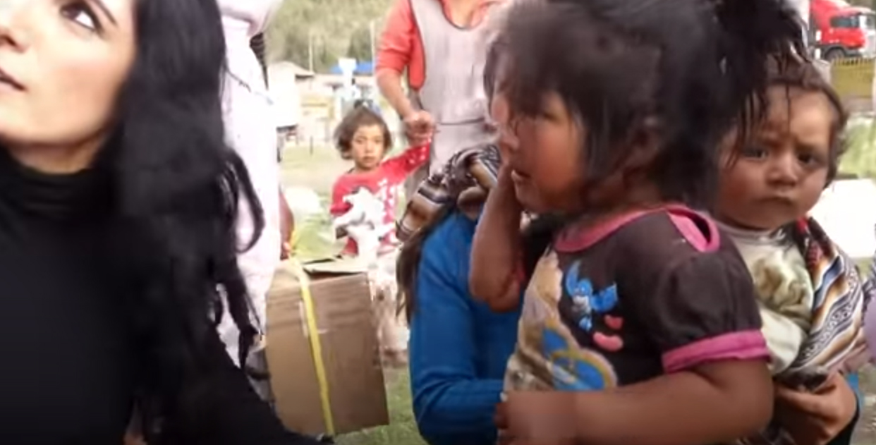 Ella distribuye juguetes y ropa a niños de todo el mundo