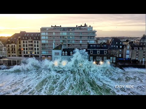 Un drone filme des vagues qui s Un drone filme des vagues qui s