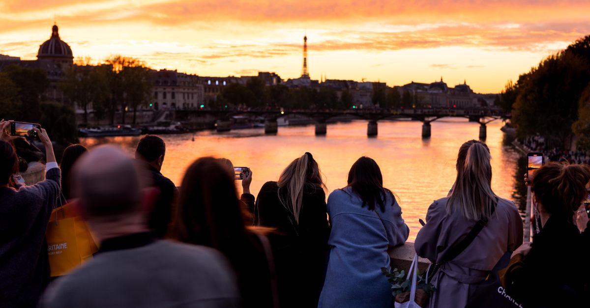 Termometro sotto un sole cocente durante una canicola estiva con temperature record in Francia