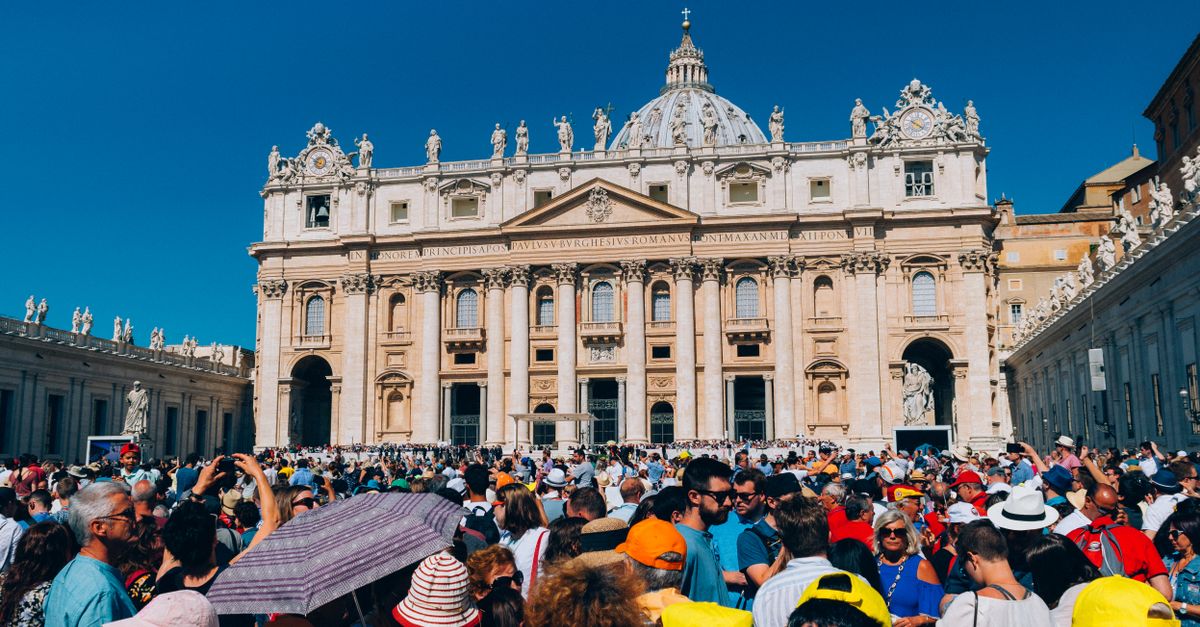 Il papa Leone XIV célèbre una messa circondato di milliers di fedeli lors di suo viaggio apostolico en Spagna