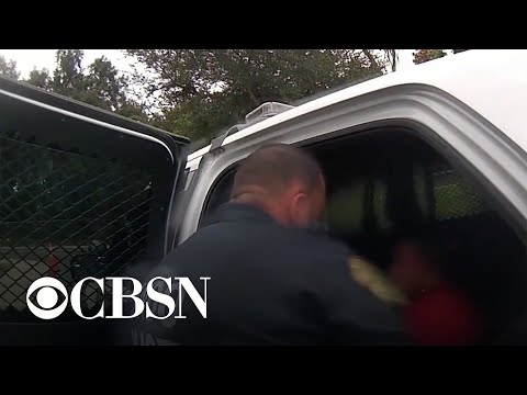 Un agent de police arrête une jeune fille de 6 ans. Un agent de police arrête une jeune fille de 6 ans.