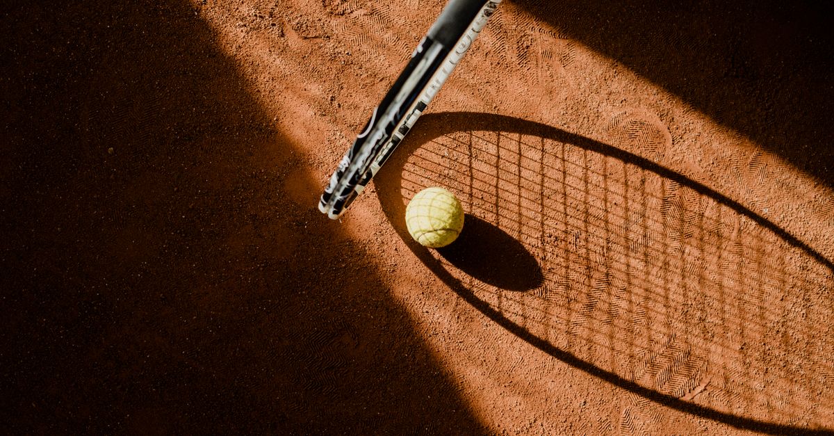 Paris के Roland-Garros Court Philippe-Chatrier पर क्ले कोर्ट में टेनिस खिलाड़ी