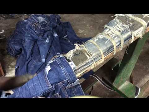 Atelier destiné à abîmer des jeans Atelier destiné à abîmer des jeans